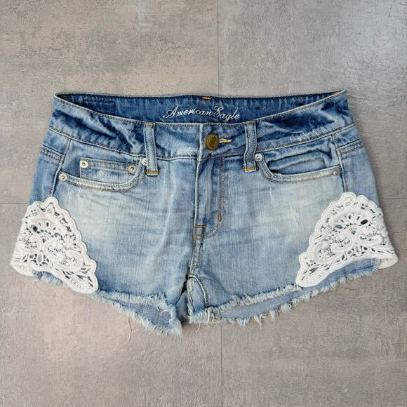 American Eagle Light Wash Denim Lace Trim Boho Jean Short Womens Size 00 Raw Hem - Picture 2 of 6